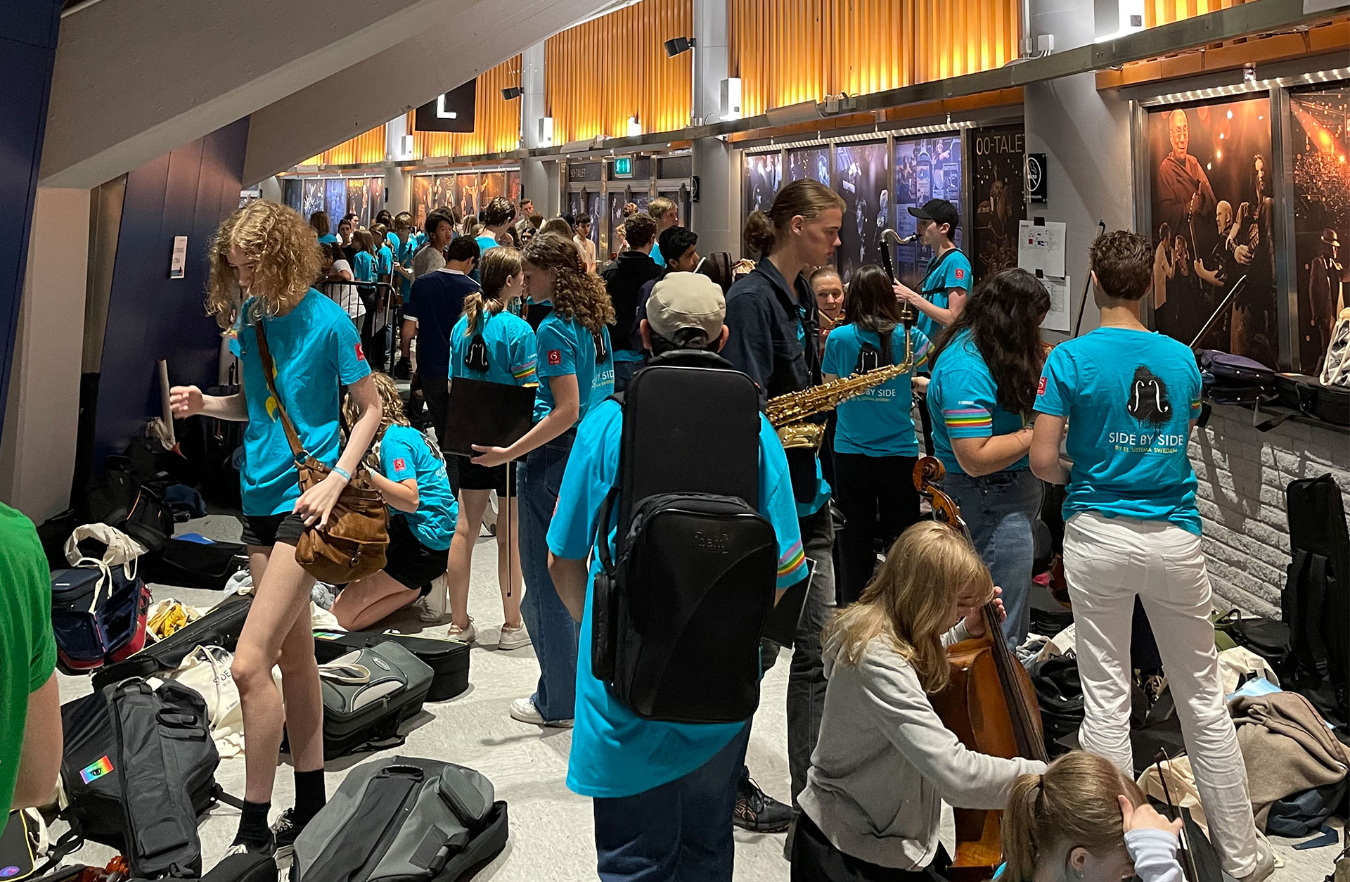 Lägerdeltagare i foajén på Scandinavien.