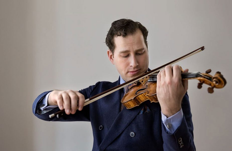 Porträttbild när Znaider spelar sitt instrument mot beige bakgrund