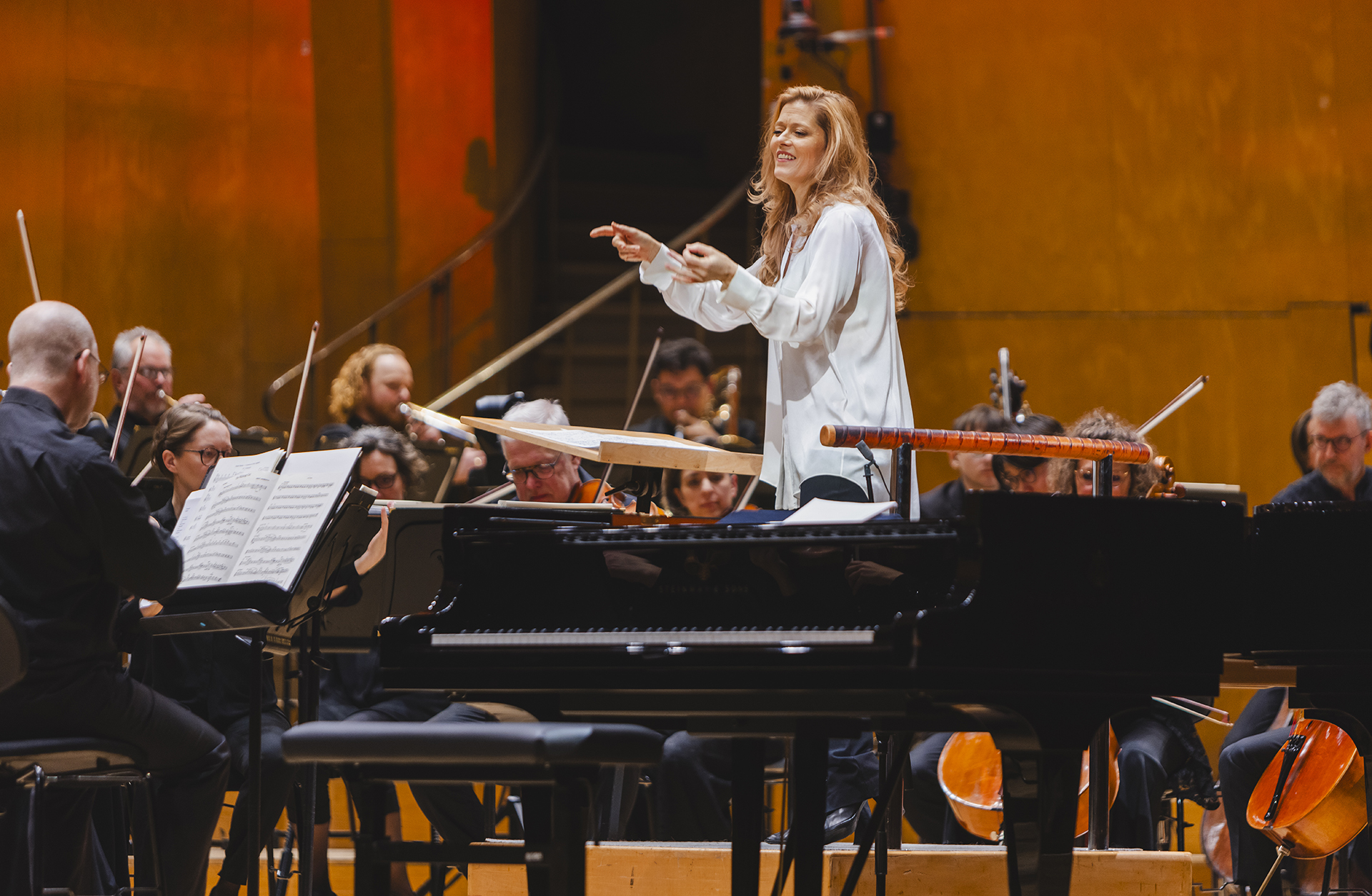 Barbara Hannigan står och dirigerar vid ett piano