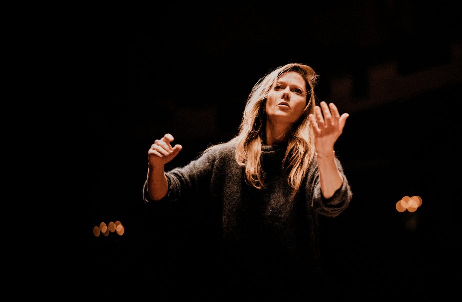 Barbara Hannigan dirigerar orkestern på scenen.