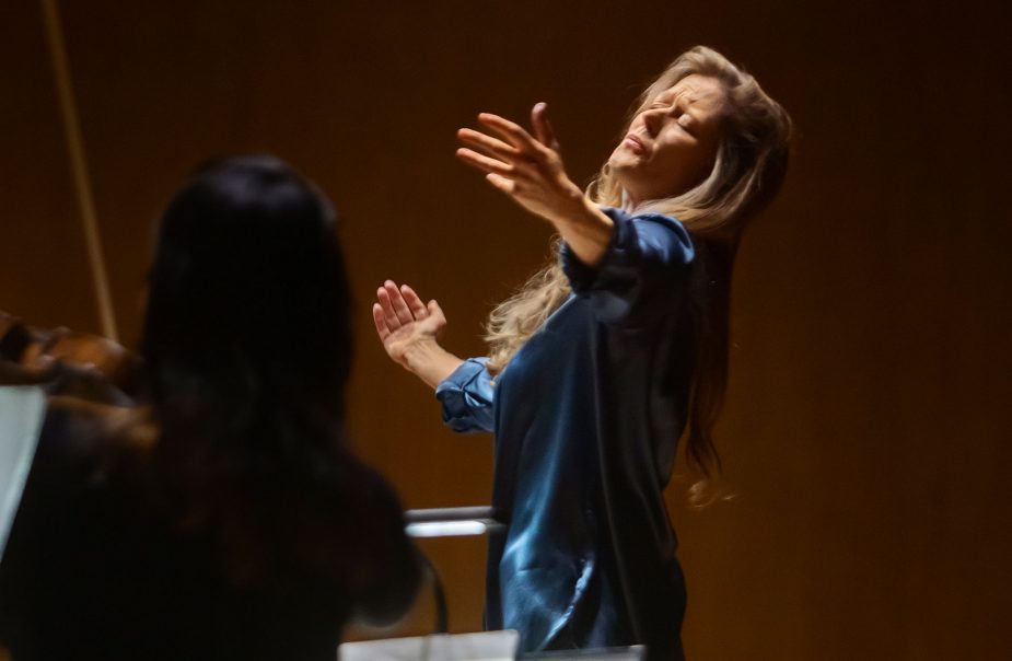 Barbara Hannigan dirigerar orkester.