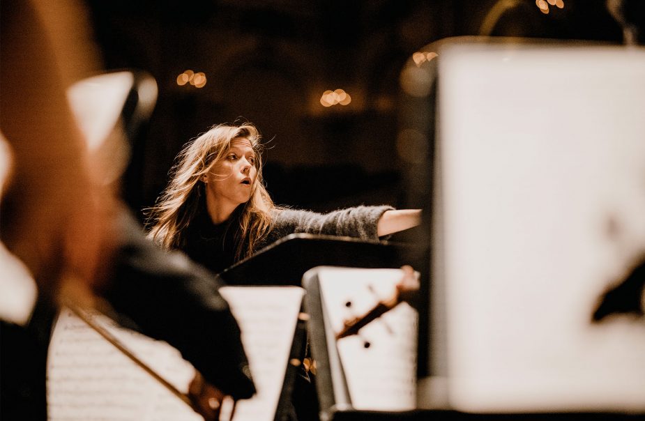 Barbara Hannigan dirigerar orkester.