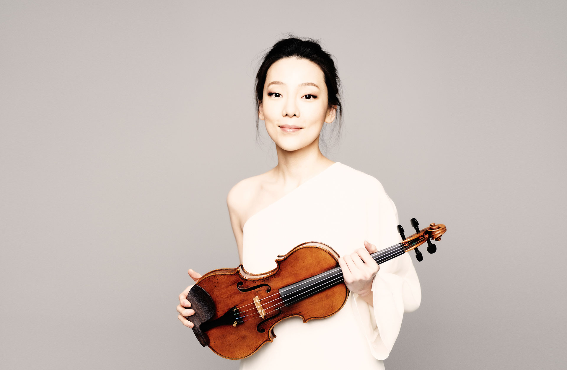 Clara Jumi Kang med sin violin i handen.