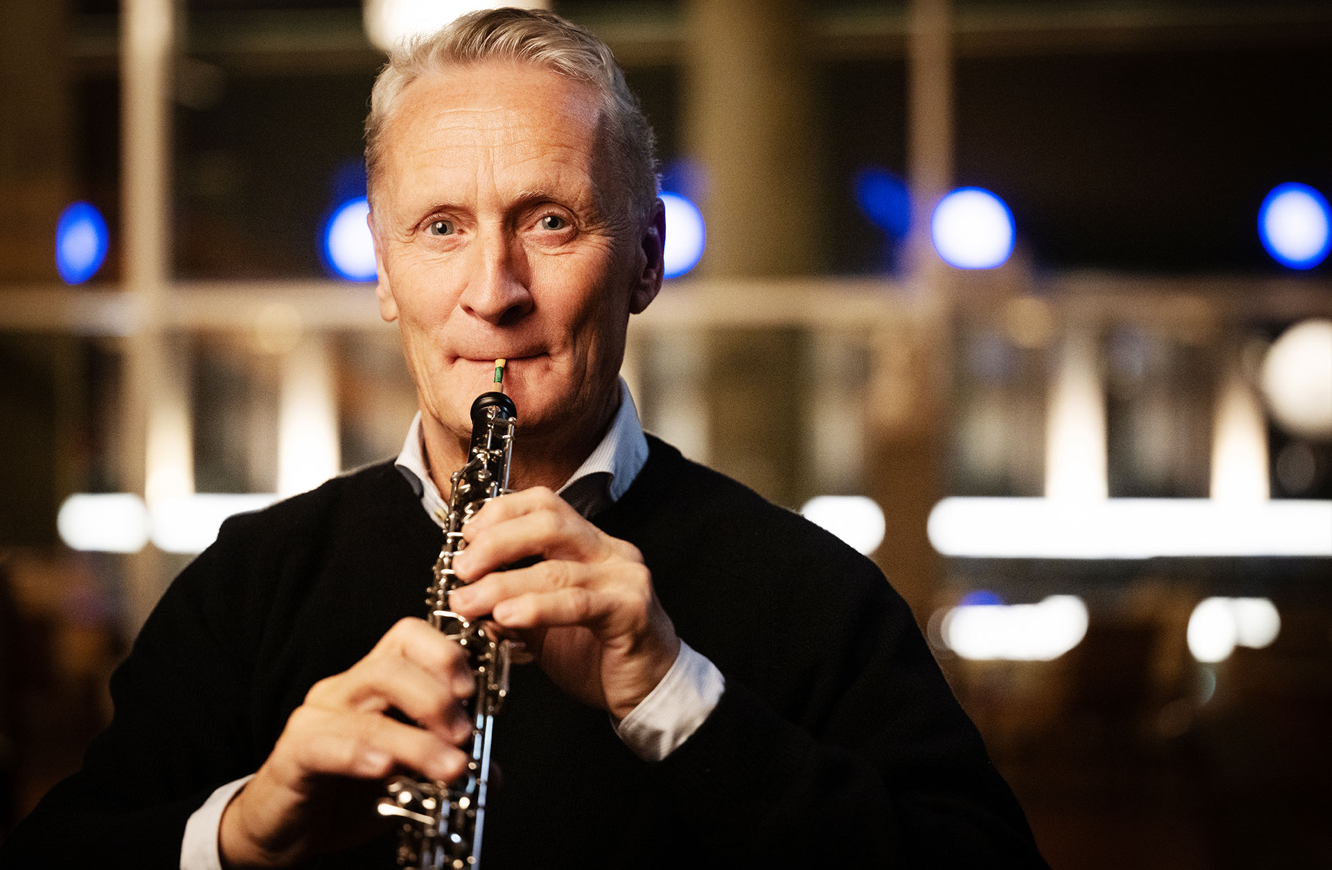 Mårten Larsson spelar på sin oboe i stämningsfullt ljus.