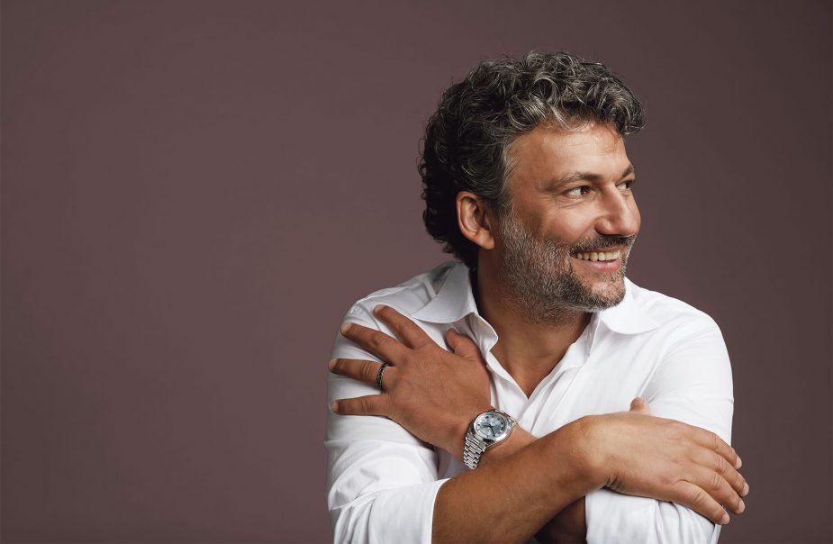 Porträtt av glad Jonas Kaufmann