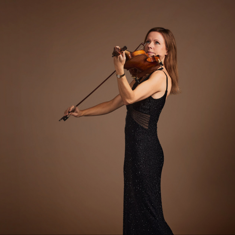 Sara Trobäck, förste konsertmästare, spelar violin