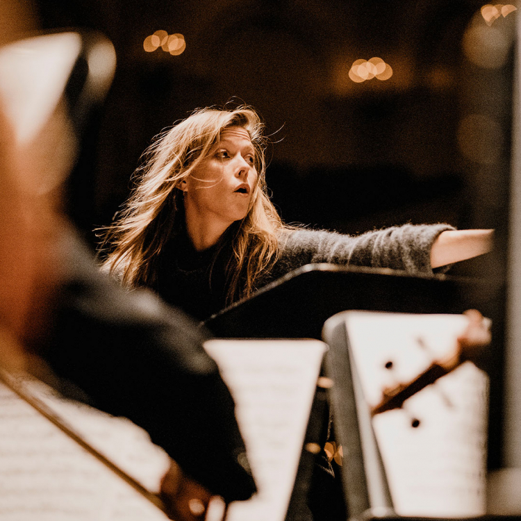 Barbara Hannigan dirigerar orkester.