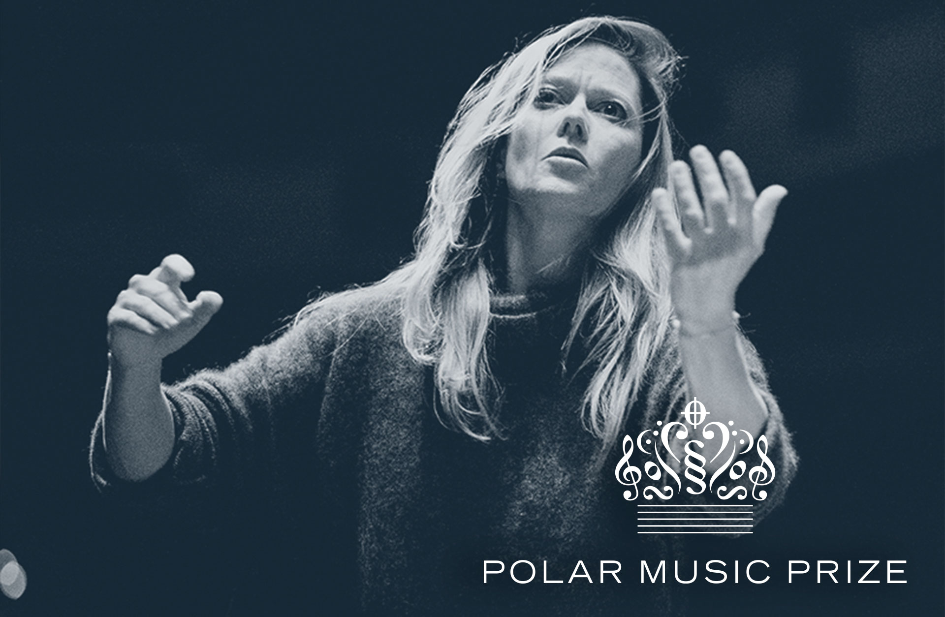 Svartvit bild av Barbara Hannigan som dirigerar. På bilden ligger Polar Music Prize logotyp.