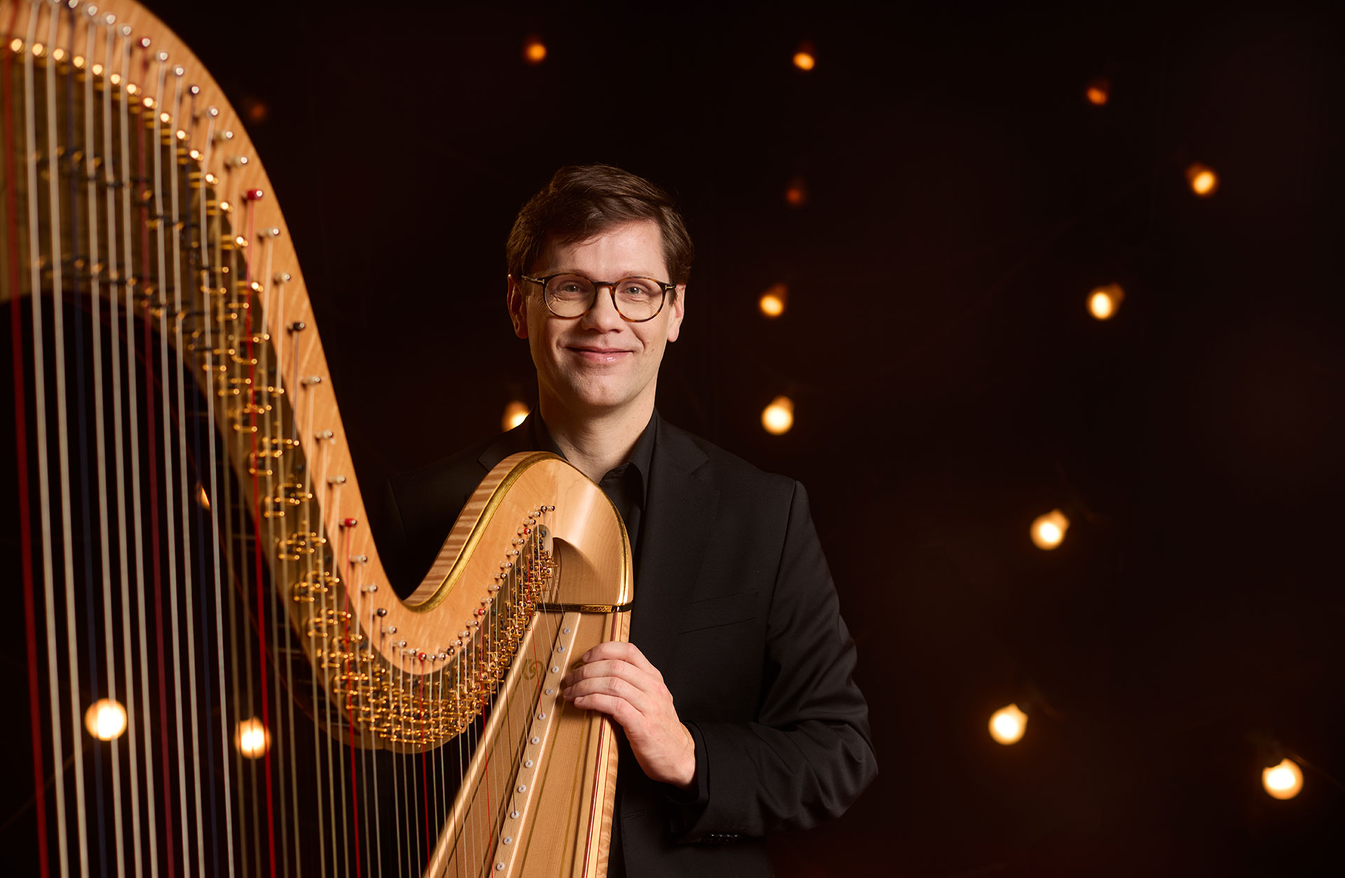 Man står vid sin harpa i guld.