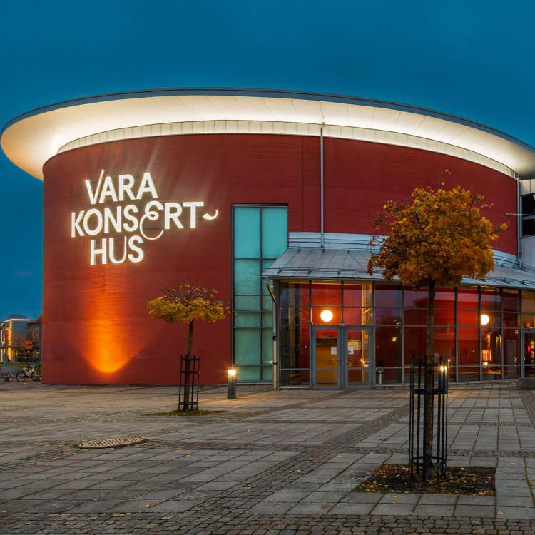 Exteriörbild av Vara Konserthus i skymning.