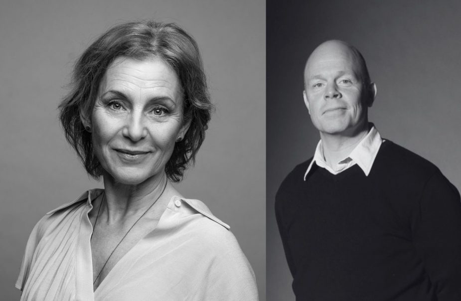 En svartvit bild med en man och en kvinna, mannen har en vit skjorta och en mörk tröja, kvinnan har en vit blus
