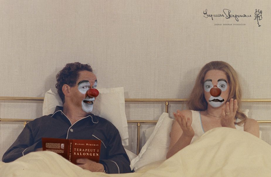 en kvinnlig och en manlig clown sitter i sägen