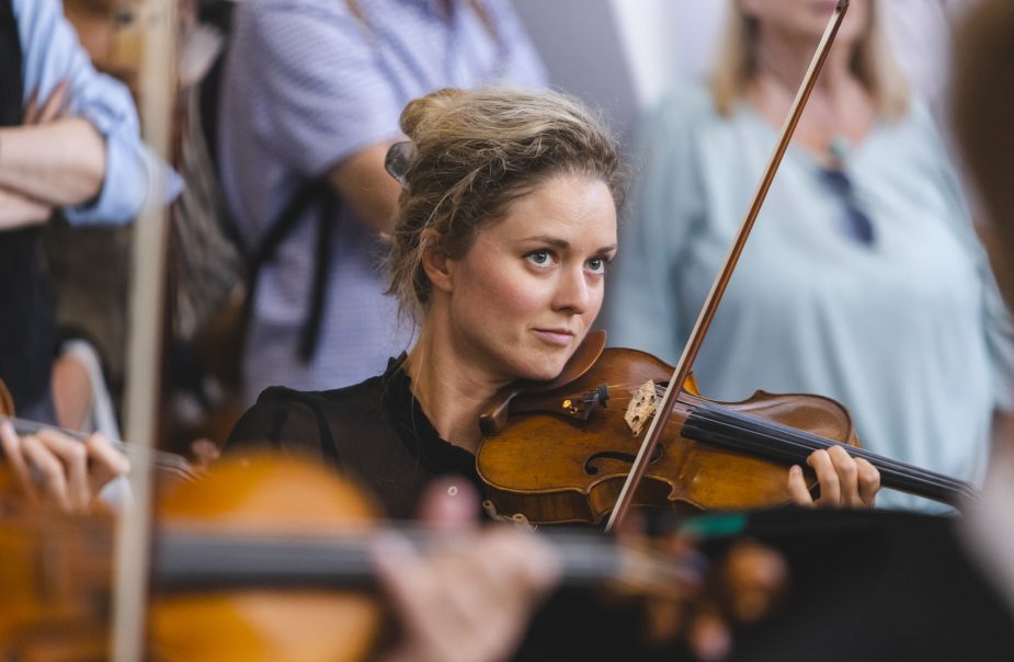 Bild på en kvinnligt violinist in action.